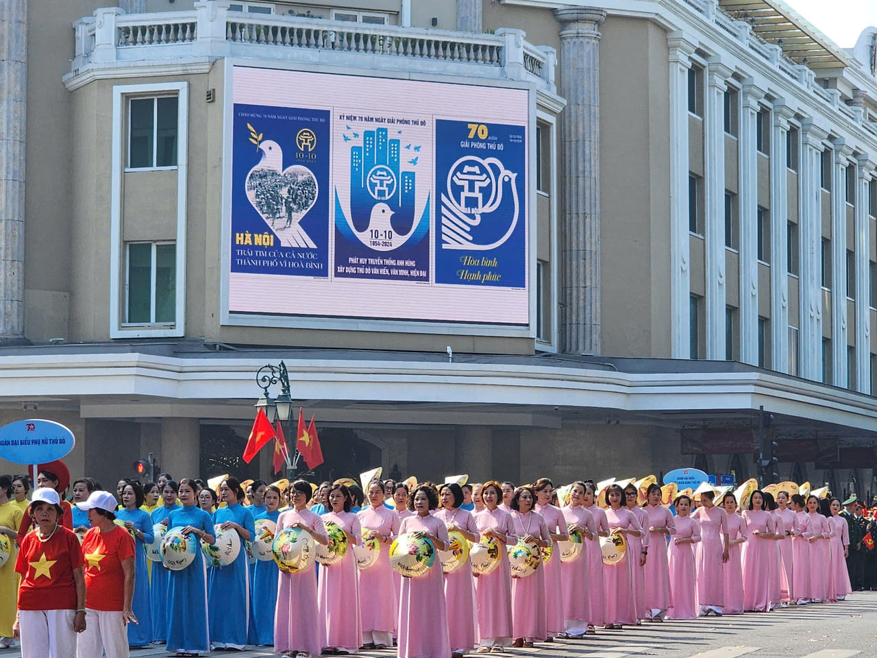 Phụ nữ Hà Nội đẹp rạng ngời trong Ngày hội Văn hóa vì hòa bình