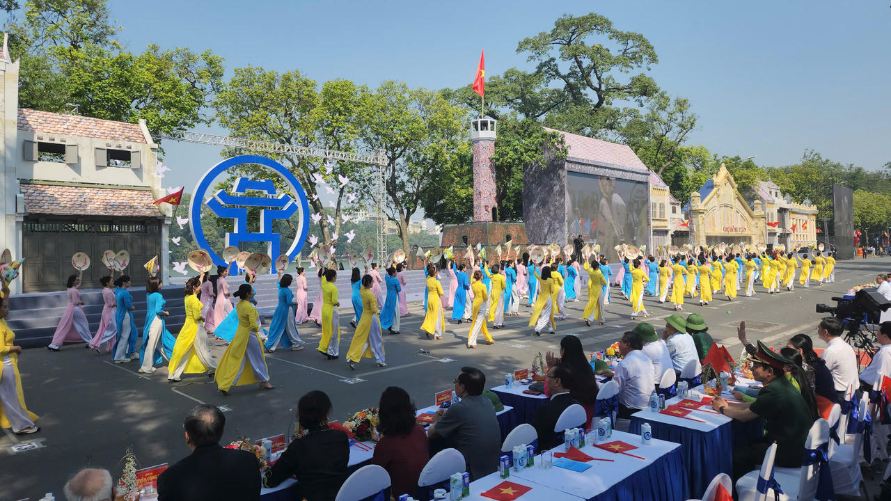 Phụ nữ Hà Nội đẹp rạng ngời trong Ngày hội Văn hóa vì hòa bình