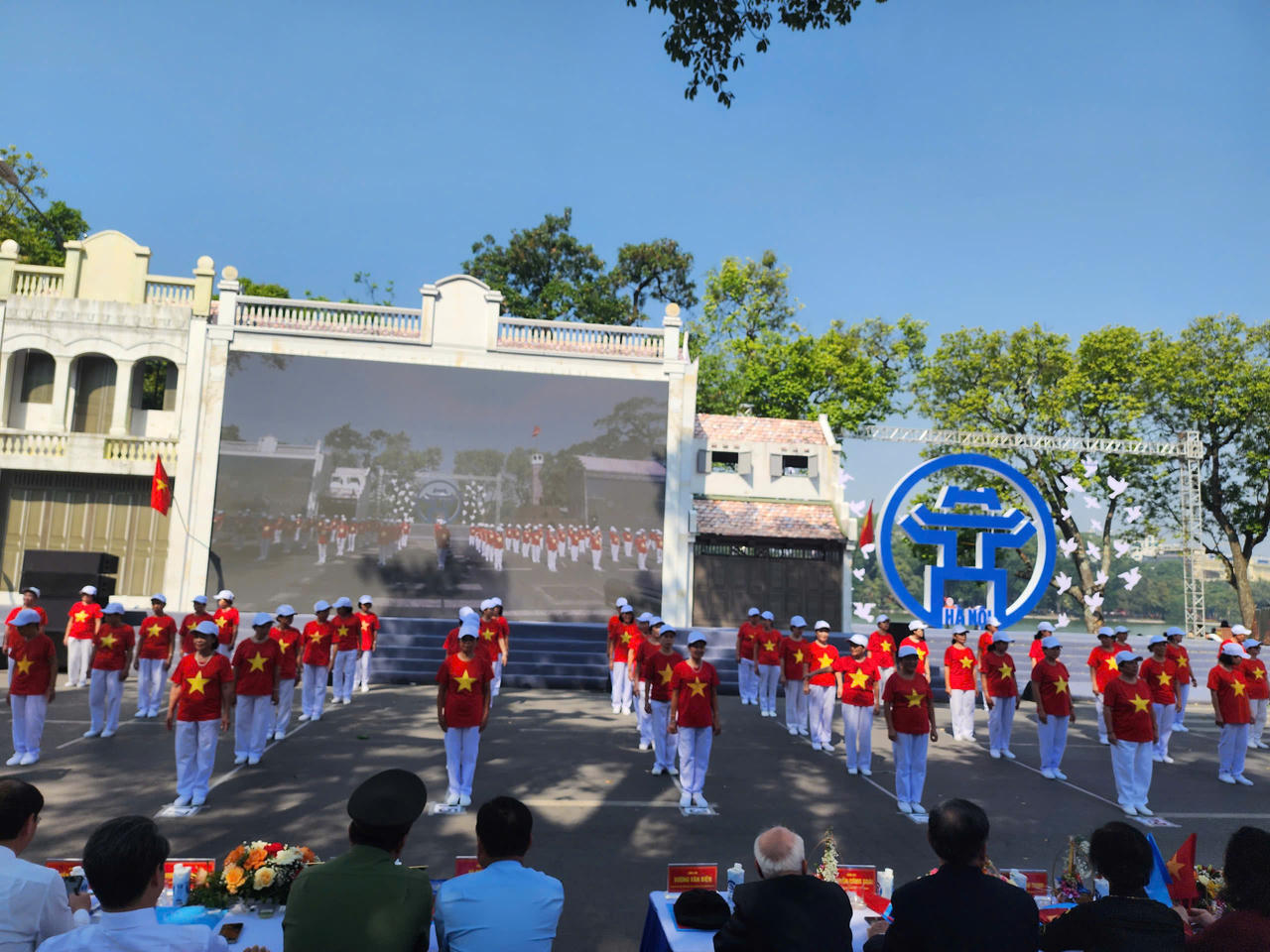 Phụ nữ Hà Nội đẹp rạng ngời trong Ngày hội Văn hóa vì hòa bình