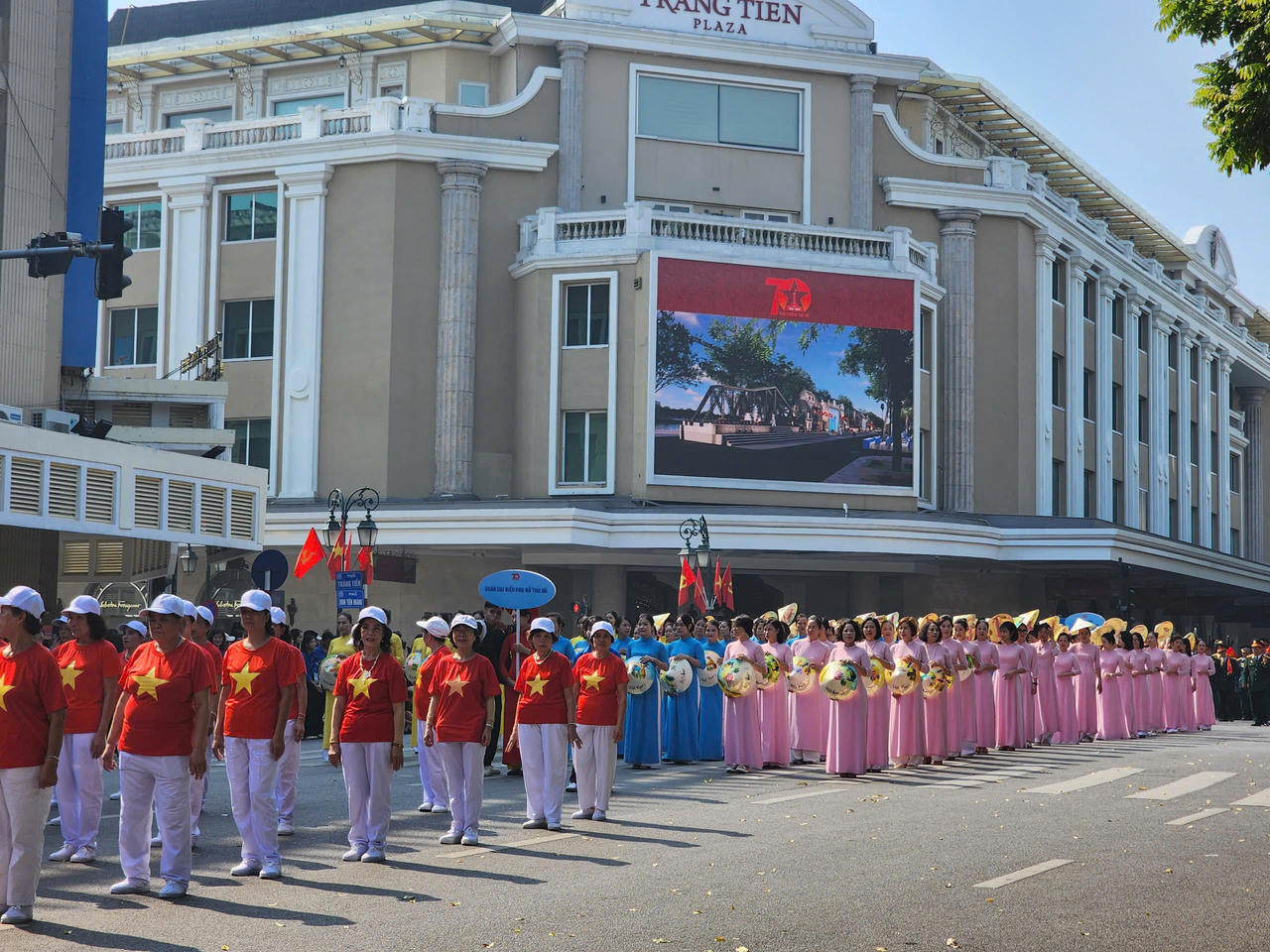 Phụ nữ Hà Nội đẹp rạng ngời trong Ngày hội Văn hóa vì hòa bình