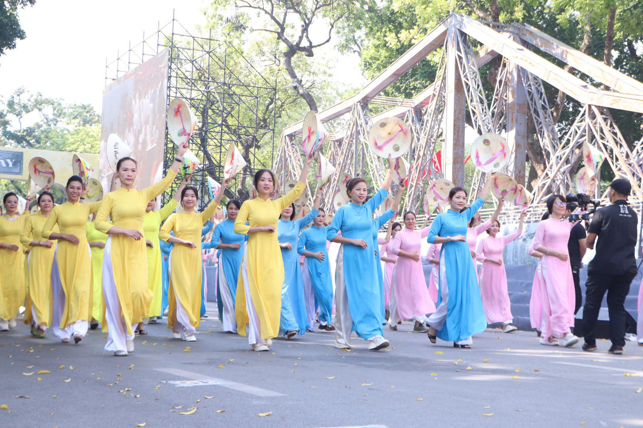 Phụ nữ Hà Nội đẹp rạng ngời trong Ngày hội Văn hóa vì hòa bình