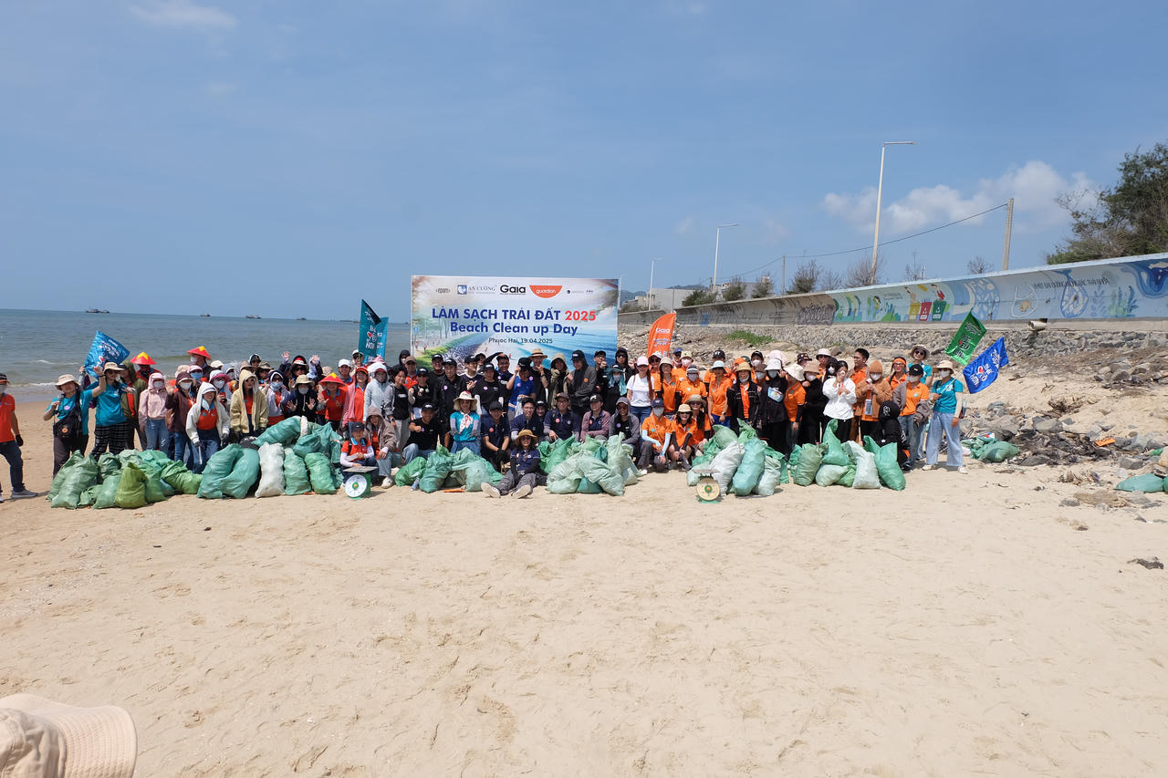 Chung tay dọn rác bãi biển nhân Ngày Trái đất 2025