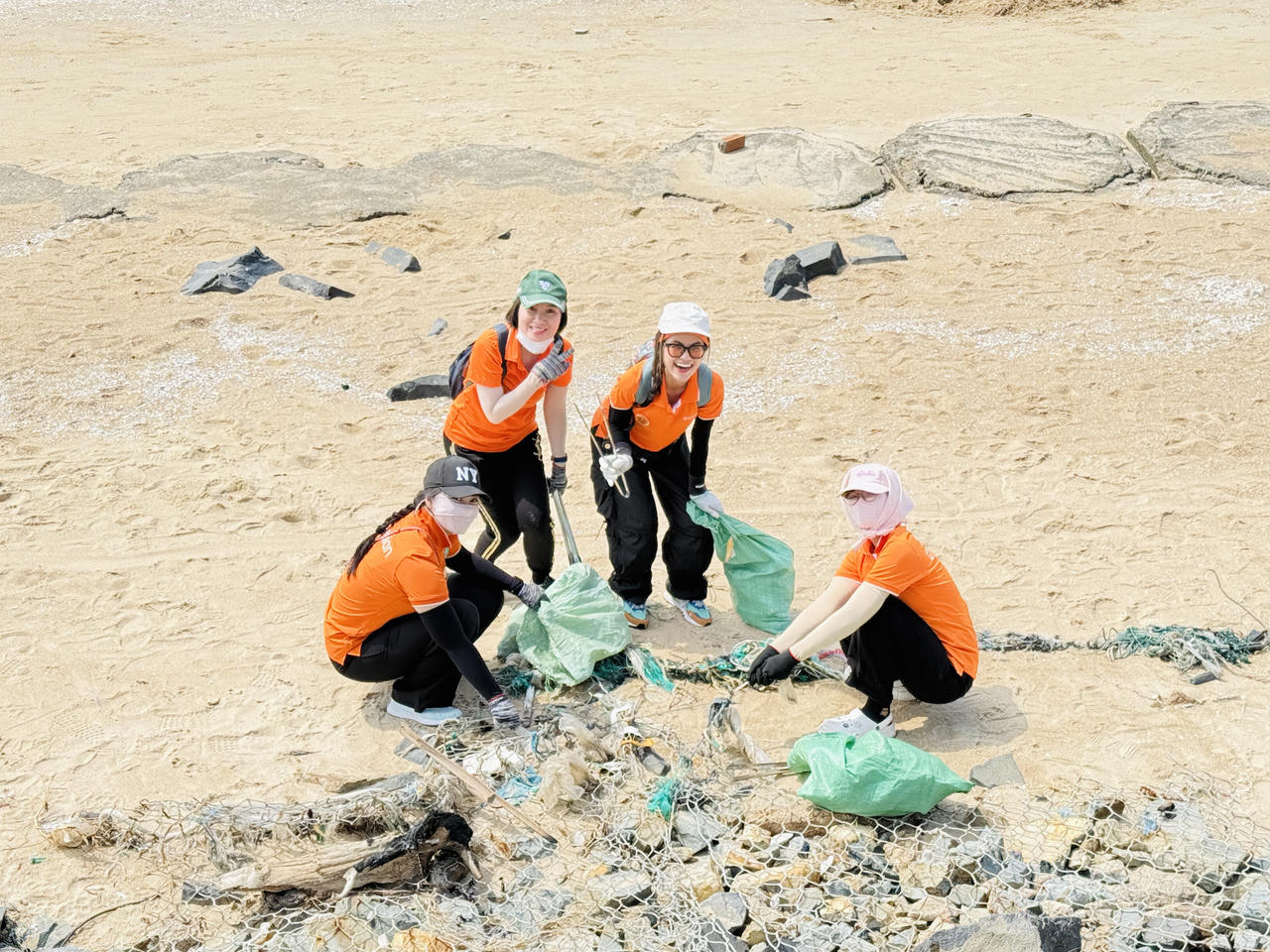 Chung tay dọn rác bãi biển nhân Ngày Trái đất 2025