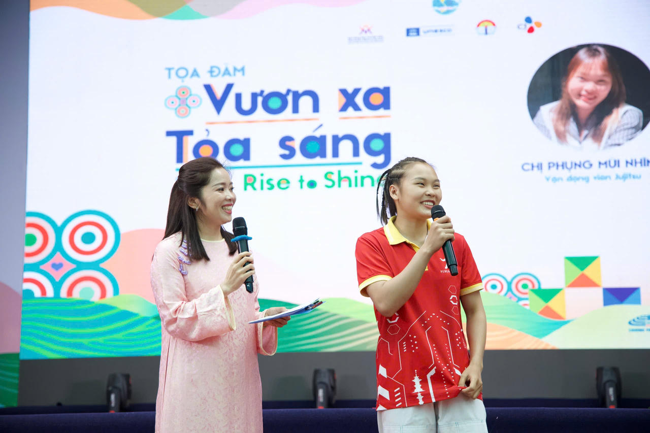 Từ những vùng núi cao, con chữ có thể chắp cánh tương lai