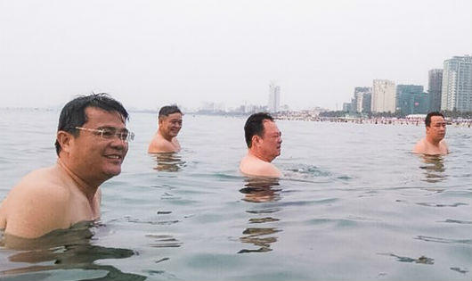 Bộ trưởng Trương Minh Tuấn vào Quảng Bình thích thú ăn hải sản