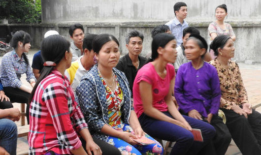 Cá chết trên sông Bưởi người dân được nhận tiền đền bù