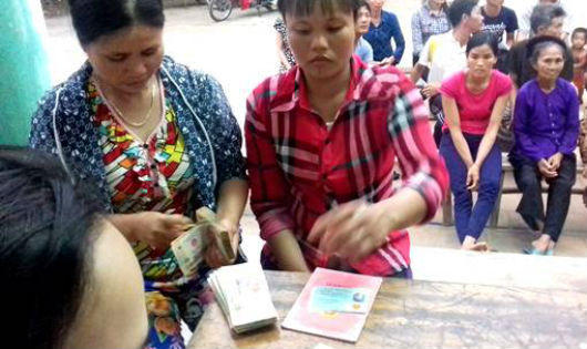 Cá chết trên sông Bưởi người dân được nhận tiền đền bù