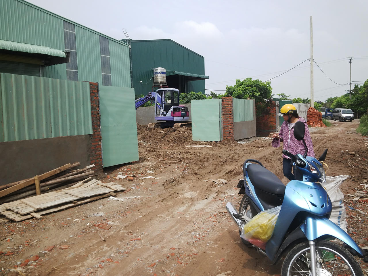 Nhà xưởng đua 'mọc chui' trên bãi sông, lãnh đạo Hoài Đức không chặn nổi?