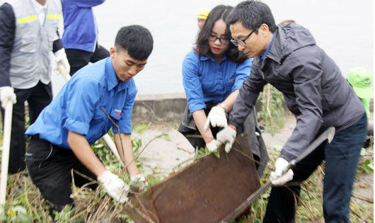 Phó Thủ tướng Vũ Đức Đam cùng hàng trăm sinh viên làm sạch môi trường