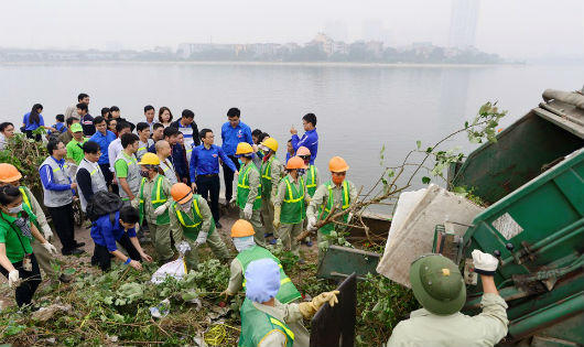 Phó Thủ tướng Vũ Đức Đam cùng hàng trăm sinh viên làm sạch môi trường