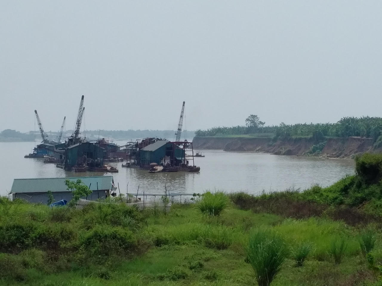 Cấp phép khai thác cát: Phú Thọ lấy “râu ông nọ cắm cằm bà kia”?