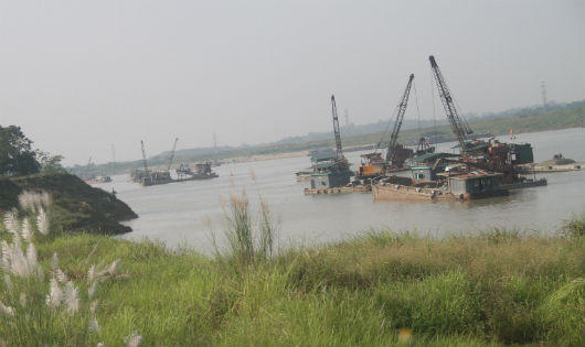 Phú Thọ: “Cát tặc” lộng hành, sông Lô oằn mình kêu cứu