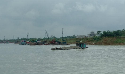 Phú Thọ: “Núp bóng” bãi bốc xếp hàng hóa, ngang nhiên khai thác cát trái phép?