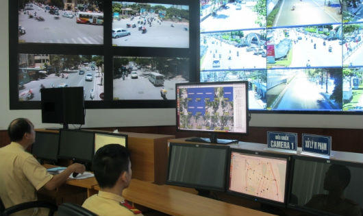 Hà Nội: Phát hiện qua camera gần 100 xe biển xanh, biển đỏ vi phạm giao thông