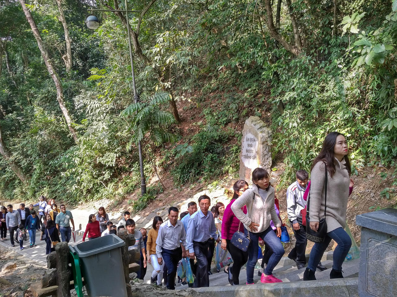 Hơn 10.000 người đổ về đền thiêng Phú Thọ mùng 1 Tết