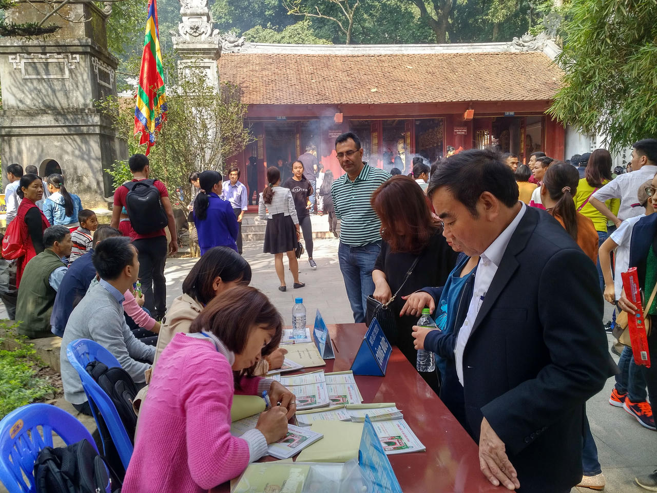 Hơn 10.000 người đổ về đền thiêng Phú Thọ mùng 1 Tết