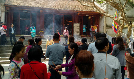 Hơn 10.000 người đổ về đền thiêng Phú Thọ mùng 1 Tết