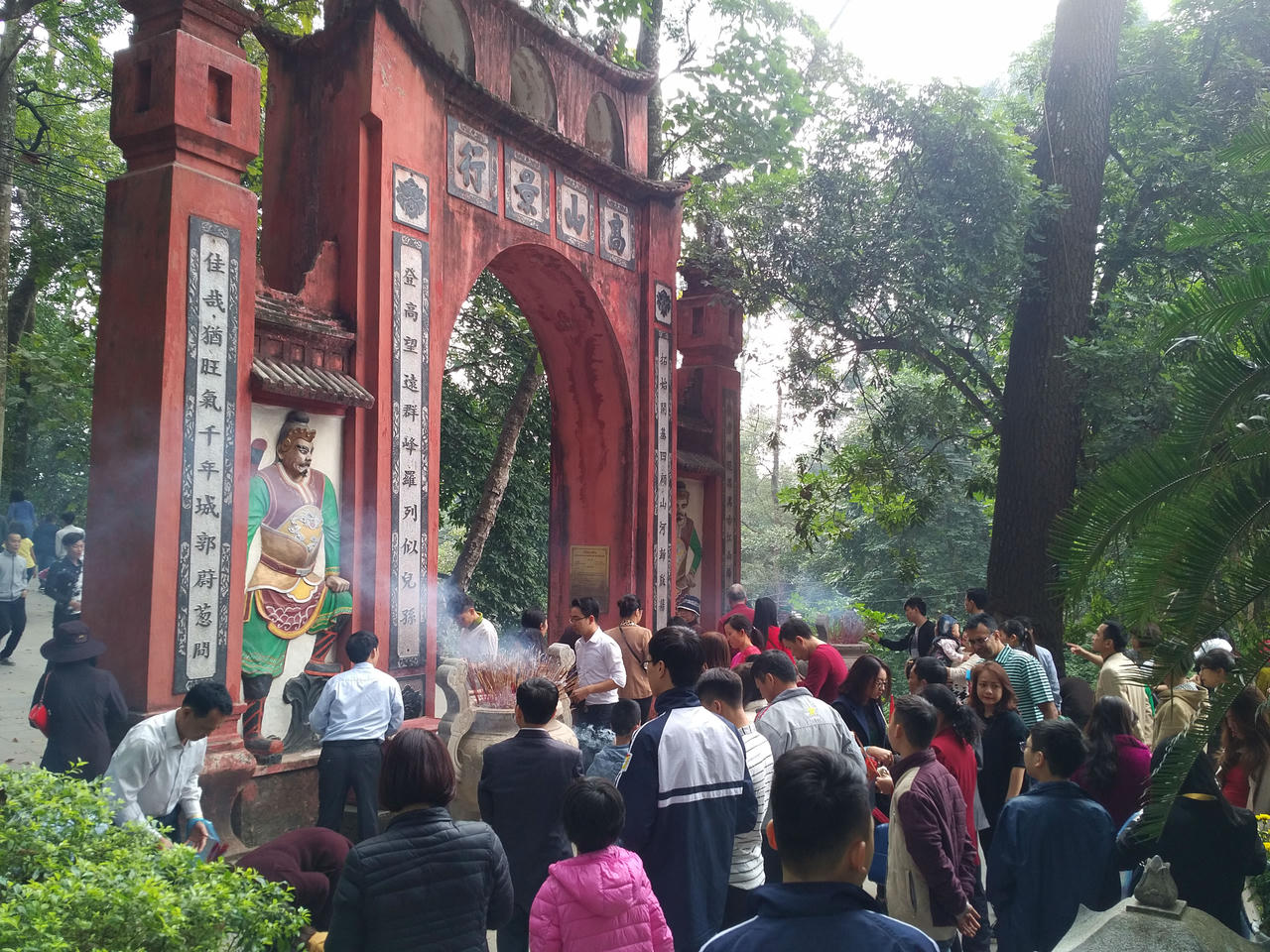 Hơn 10.000 người đổ về đền thiêng Phú Thọ mùng 1 Tết