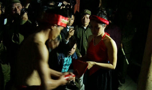 Đỏ mặt chứng kiến tận mắt cặp đôi 'tình phộc' trong Lễ mật 