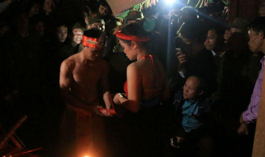 Đỏ mặt chứng kiến tận mắt cặp đôi 'tình phộc' trong Lễ mật 