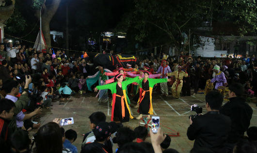 Đỏ mặt chứng kiến tận mắt cặp đôi 'tình phộc' trong Lễ mật 