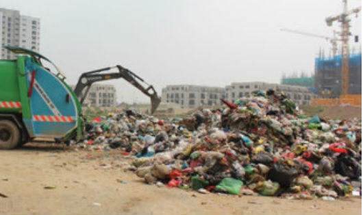Ngang nhiên đổ hàng chục tấn rác thải ở khu dân cư ở Hà Nội