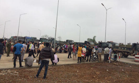 Phú Thọ: Nhiều người dàn xe chặn phản đối trạm thu phí BOT