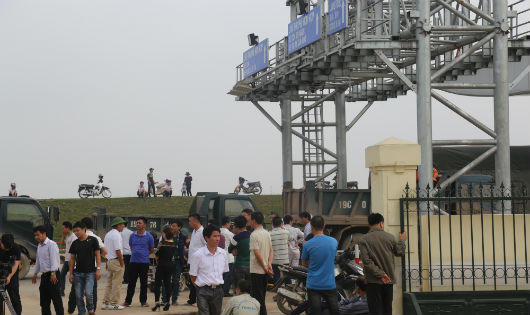 Hơn 50 xe ô tô vẫn tiếp tục dừng chặn phản đối Trạm thu phí BOT tại Phú Thọ