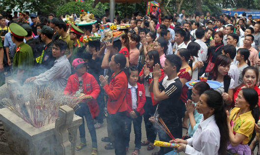 Gần 5 triệu lượt khách về Lễ Hội Đền Hùng 2017