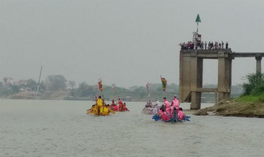 Giỗ Tổ Hùng Vương 2017: Sôi nổi Hội bơi chải truyền thống trên Sông Lô