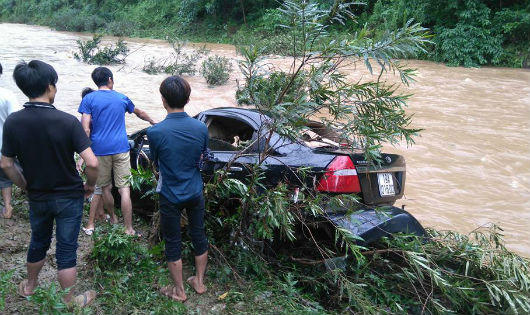 Mưa lũ lớn cuốn trôi ô tô ở Phú Thọ, một người thiệt mạng