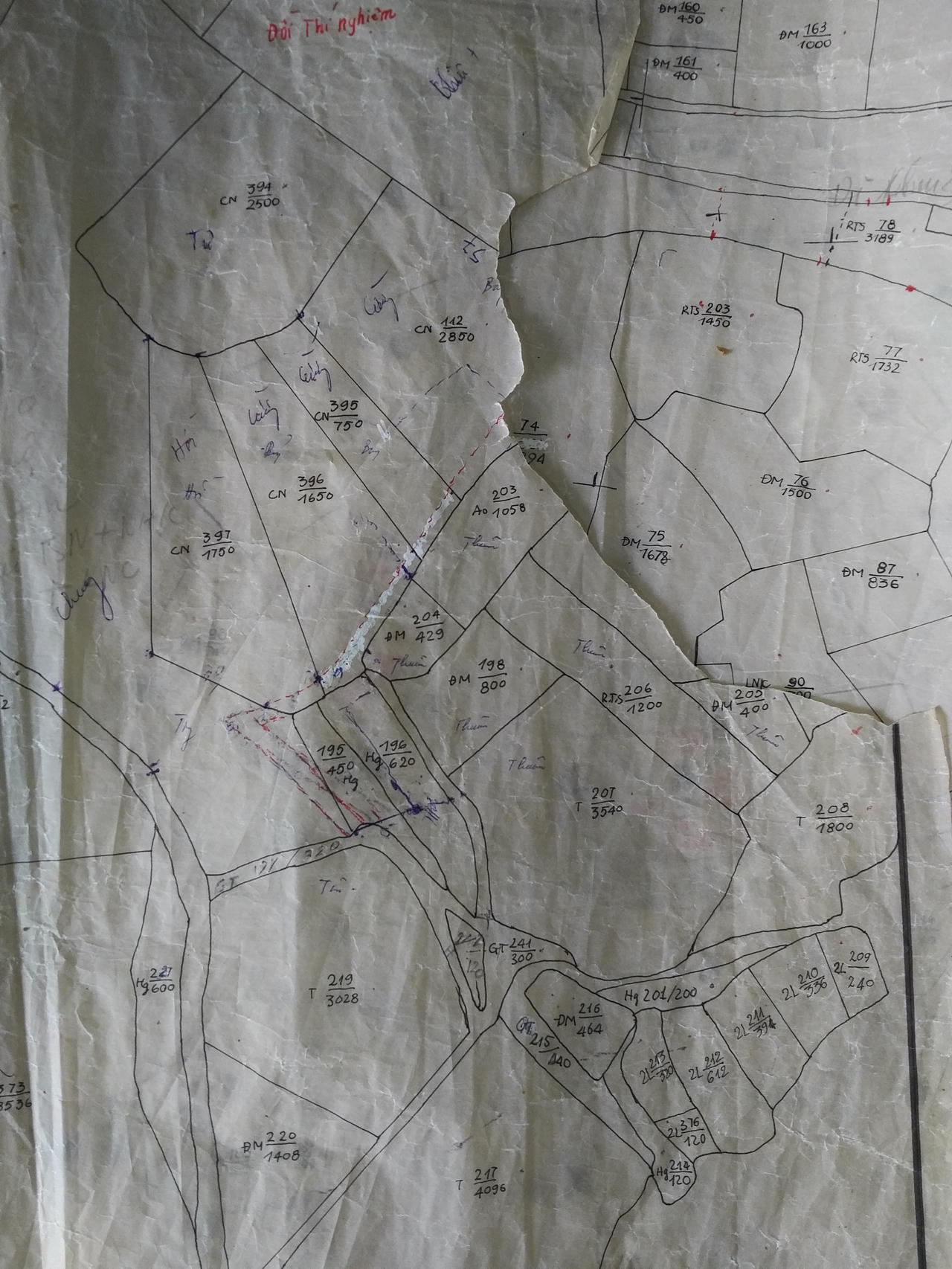 Phú Thọ: Gia đình Trưởng khu 3 ngang nhiên dùng máy xúc đào đường, đánh người nhập viện  