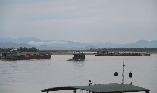 Ba Vì (Hà Nội): Lại ngang nhiên khai thác “Cát tặc” trên sông Hồng