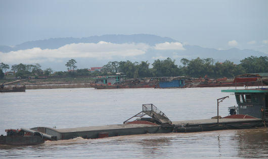Ba Vì (Hà Nội): Lại ngang nhiên khai thác “Cát tặc” trên sông Hồng