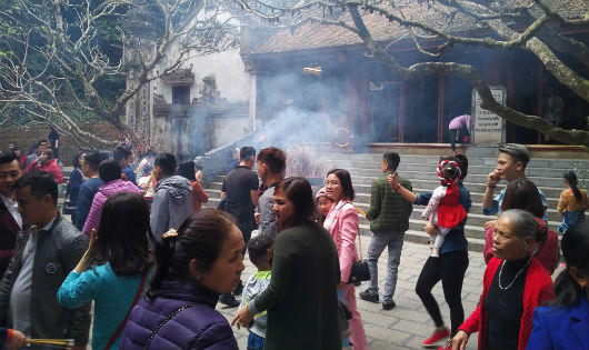 Hơn 1 vạn người thành kính dâng hương hướng về đất Tổ nhân dịp đầu xuân mới 