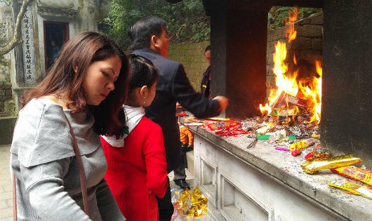 Hơn 1 vạn người thành kính dâng hương hướng về đất Tổ nhân dịp đầu xuân mới 