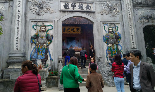 Hơn 1 vạn người thành kính dâng hương hướng về đất Tổ nhân dịp đầu xuân mới 