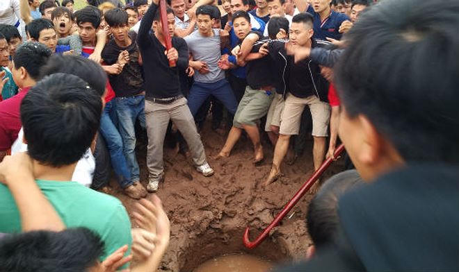 Náo động cả vùng cảnh hàng trăm trai tráng tay không lao vào cướp Phết Hiền Quan 