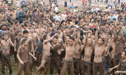 Náo động cả vùng cảnh hàng trăm trai tráng tay không lao vào cướp Phết Hiền Quan 