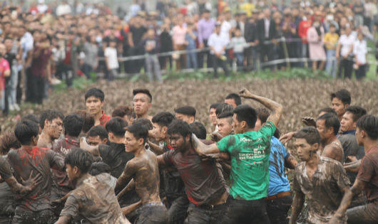 Náo động cả vùng cảnh hàng trăm trai tráng tay không lao vào cướp Phết Hiền Quan 