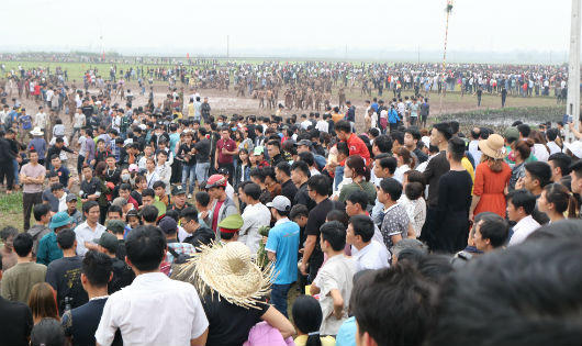 Náo động cả vùng cảnh hàng trăm trai tráng tay không lao vào cướp Phết Hiền Quan 