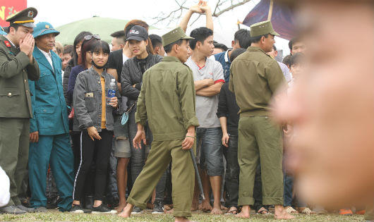 Náo động cả vùng cảnh hàng trăm trai tráng tay không lao vào cướp Phết Hiền Quan 