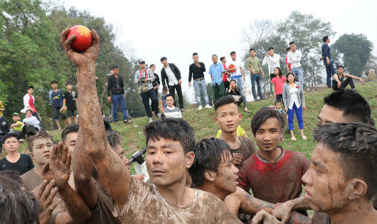 Náo động cả vùng cảnh hàng trăm trai tráng tay không lao vào cướp Phết Hiền Quan 