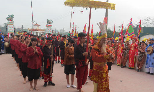 Phục dựng lễ hội Vua Hùng dạy dân cấy lúa