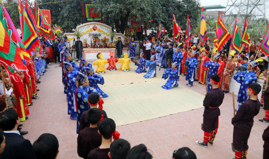 Phục dựng lễ hội Vua Hùng dạy dân cấy lúa