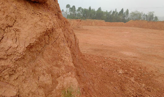 Phú Thọ: Xe gắn lô gô LHQ ngang nhiên chở đất khai thác trái phép giáp Đền Hùng 