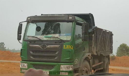 Phú Thọ: Xe gắn lô gô LHQ ngang nhiên chở đất khai thác trái phép giáp Đền Hùng 