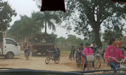 Phú Thọ: Xe gắn lô gô LHQ ngang nhiên chở đất khai thác trái phép giáp Đền Hùng 