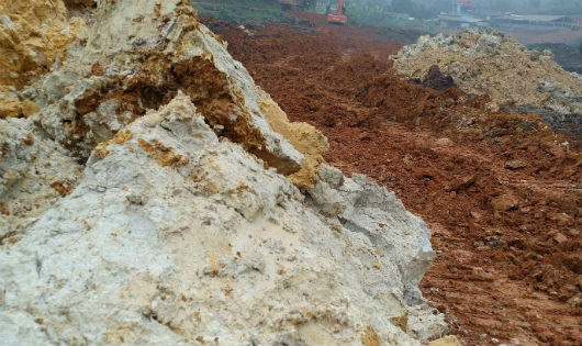 “Núp bóng” nạo vét để khai thác “vàng trắng” ở Phú Thọ