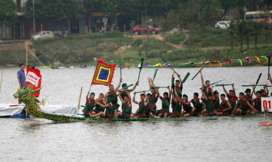 Tưng bừng Lễ hội bơi chải thuyền rồng trên Đất Tổ